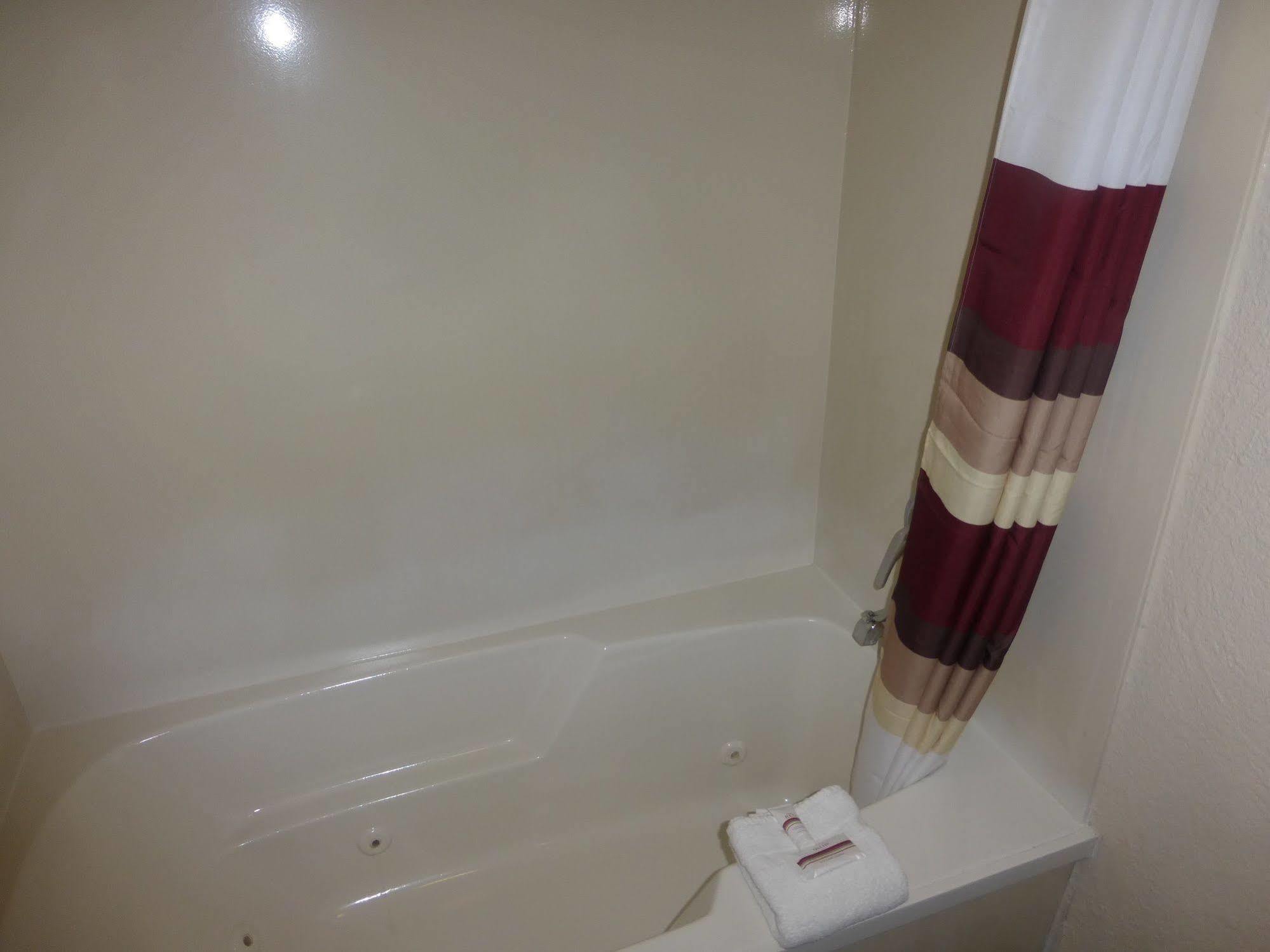 Red Roof Inn فورست سيتي المظهر الخارجي الصورة