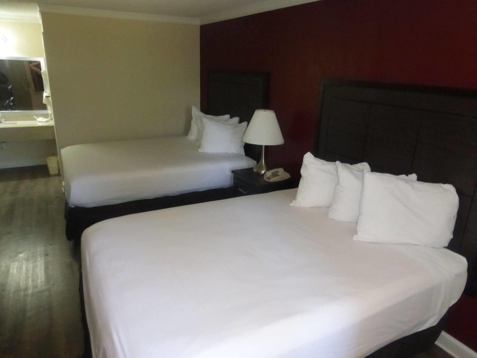 Red Roof Inn فورست سيتي المظهر الخارجي الصورة