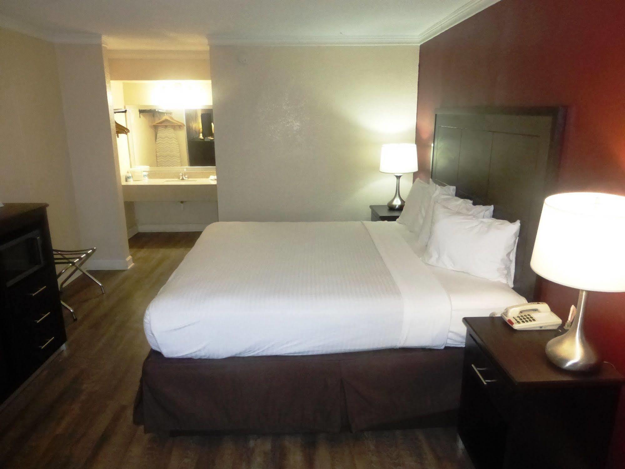 Red Roof Inn فورست سيتي المظهر الخارجي الصورة