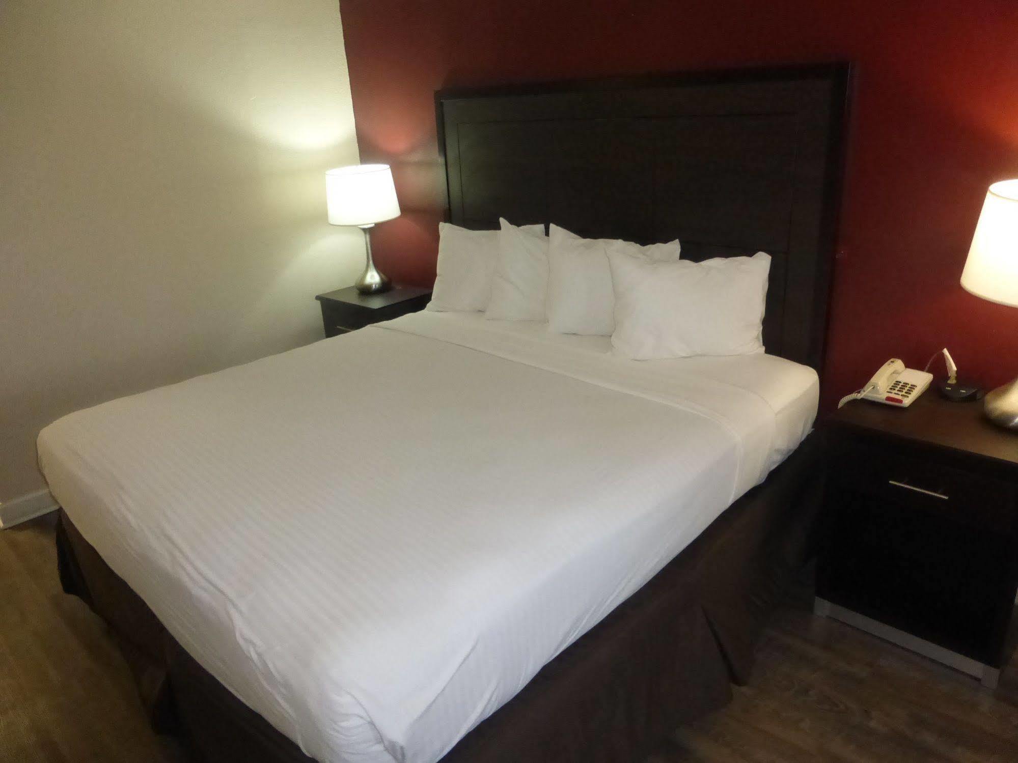 Red Roof Inn فورست سيتي المظهر الخارجي الصورة